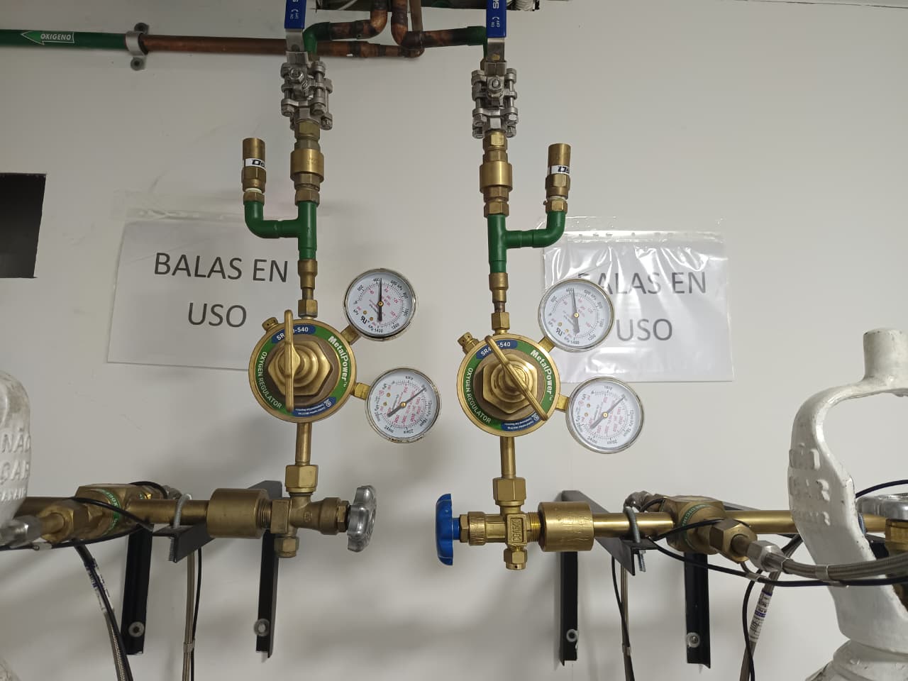 Manifold de oxígeno medicinal con reguladores MetalPower SR-540, manómetros de alta y baja presión y tuberías de cobre en central de gases hospitalaria